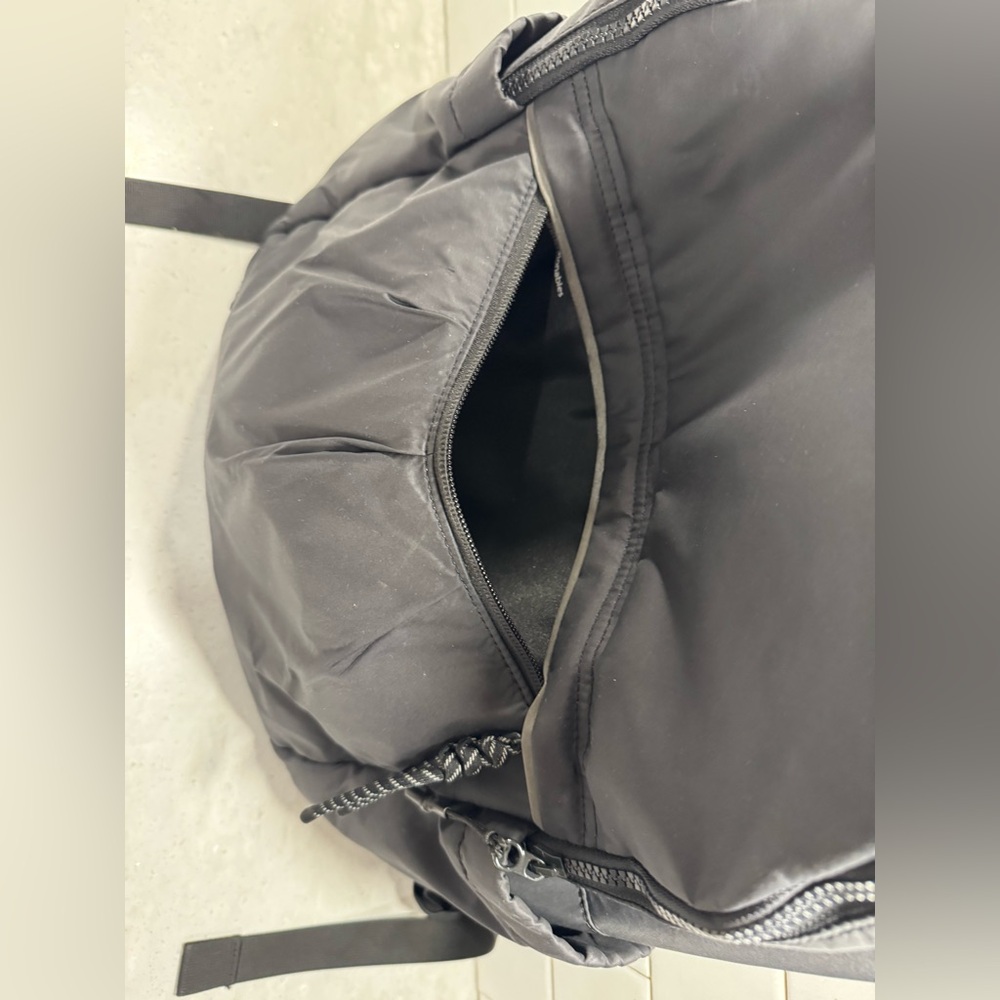 Lululemon City Adventurer Backpack 20L – Black – Excellent Condition - Picture 3 of 11